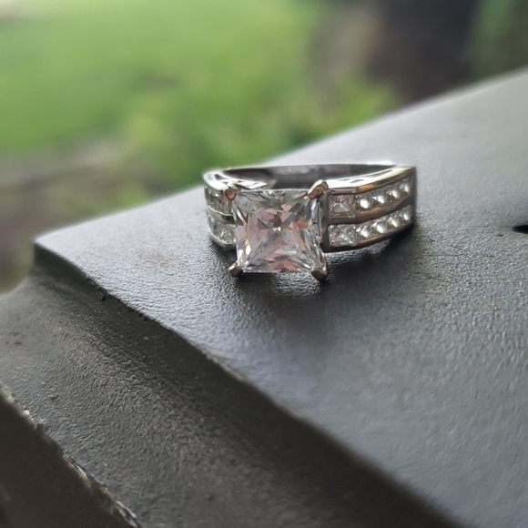 1 carat  Wedding or Engagement Ring - Picture 2 of 4